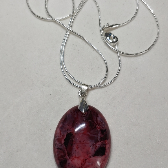 Necklace Oval Crimson and White Marbled Resin - Picture 3 of 5
